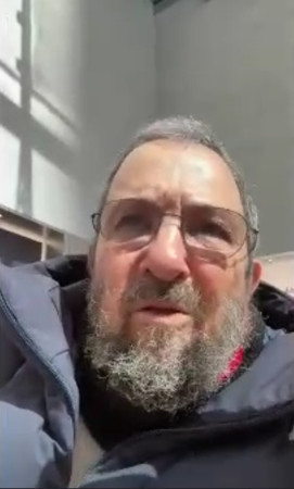 オンラインでインタビューに応じるバラク元イスラエル首相＝１７日