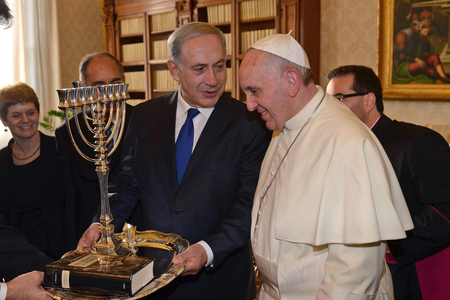 バチカンを訪問したイスラエルのネタニヤフ首相(中央)とフランシスコ・ローマ教皇=2013年12月(イスラエル政府提供・EPA時事)