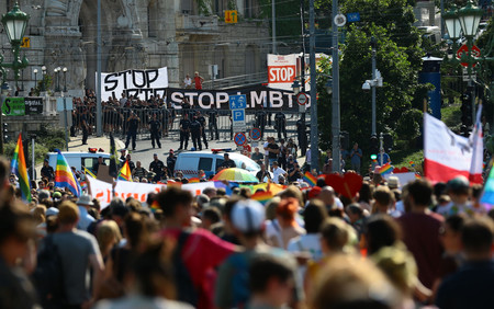 LGBTなど性的少数者の権利擁護を訴えるパレード(手前)と、パレードに反対するデモ隊=2021年7月、ブダペスト(AFP時事)