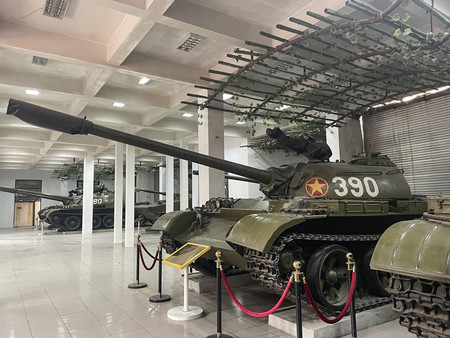 ベトナムの戦車・装甲車博物館に展示されている戦車「390号」=1月11日、ハノイ