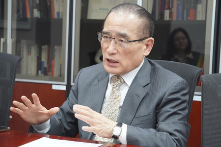 インタビューに応じる韓国の革新系最大野党「共に民主党」の魏聖洛国会議員=25日、ソウル
