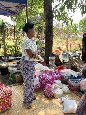 ミャンマーでの大地震後、屋外で避難生活を続ける被災者＝２５日、中部マンダレー地域