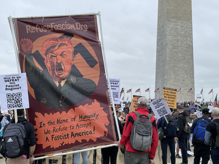 トランプ米大統領の「独裁」に抗議する大規模デモ＝５日、ワシントン