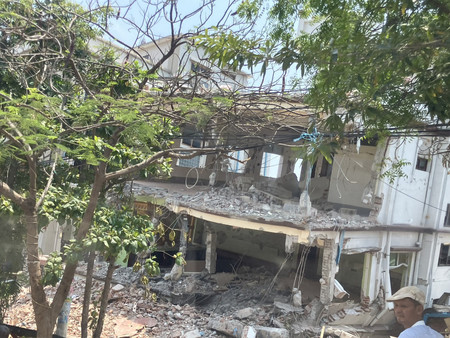 ミャンマー地震で大破した家屋＝２５日、中部マンダレー地域
