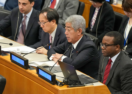 ２８日、米ニューヨークで開かれた核拡散防止条約（ＮＰＴ）再検討会議の第３回準備委員会で演説する岩屋毅外相（右から２人目）（外務省提供）