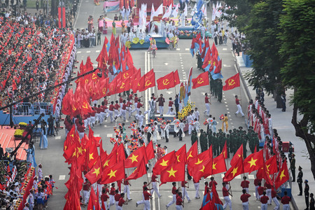 ３０日、ホーチミンで行われたベトナム戦争終結５０年の祝賀パレード（ＡＦＰ時事）