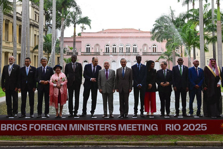 29日、ブラジル・リオデジャネイロで写真撮影に臨む新興国グループ「BRICS」の外相ら(AFP時事)