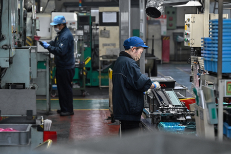 愛知県碧南市の自動車部品工場で、部品を検査する従業員＝１日（ＡＦＰ時事）
