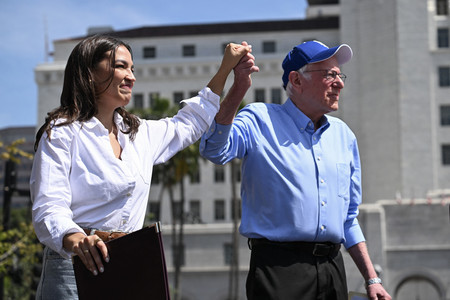 オカシオコルテス米下院議員（左）とサンダース上院議員＝１２日、西部ロサンゼルス（ＡＦＰ時事）