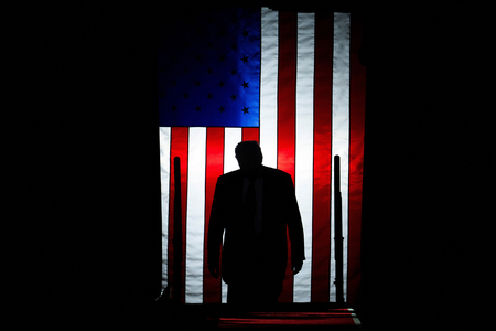 就任から100日となった4月29日、米ミシガン州ウォーレンでの演説会場に着いたトランプ大統領(AFP時事)