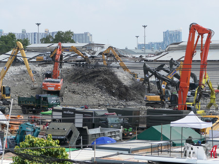 ミャンマー地震の影響で崩落したタイのビル建設現場。不明者の捜索が続く=4月24日、バンコク