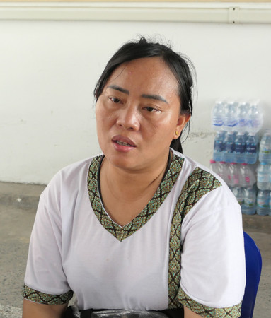タイのビル崩落で弟が行方不明となっているミャンマー人のナアエタさん=4月24日、バンコク