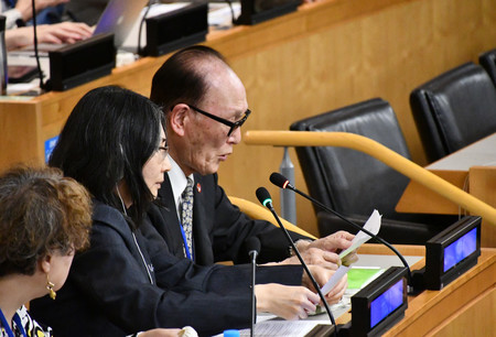 核拡散防止条約(NPT)再検討会議の準備委員会で演説する日本原水爆被害者団体協議会の金本弘代表理事=4月30日、ニューヨーク