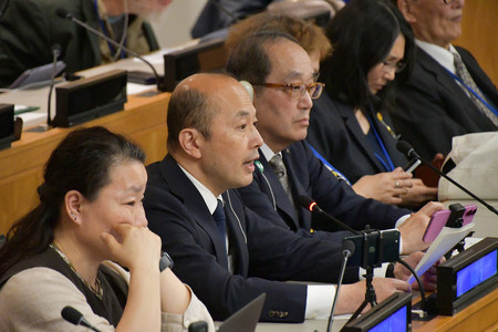 核拡散防止条約再検討会議の準備委員会で演説する長崎市の鈴木史朗市長(左から2人目)=4月30日、ニューヨーク
