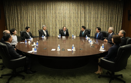 金融政策決定会合に臨む日銀の植田和男総裁(中央)ら=1日午前、日銀本店(代表撮影)