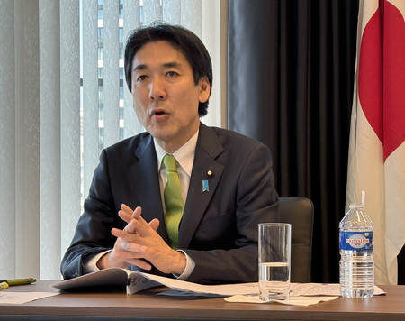 欧州連合（ＥＵ）との連携強化について記者会見で説明する城内実経済安全保障担当相＝４月３０日、ブリュッセル