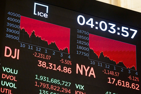 ダウ急落を伝える米ニューヨーク証券取引所のモニター=4月4日、ニューヨーク(EPA時事)