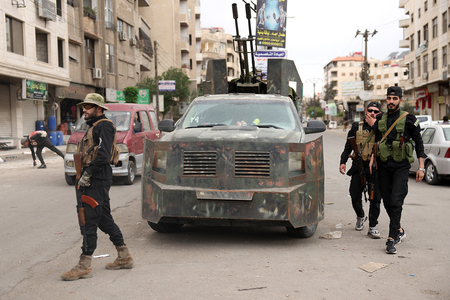 シリアの首都ダマスカス近郊の検問所で、警戒に当たる治安部隊＝１日（ＡＦＰ時事）