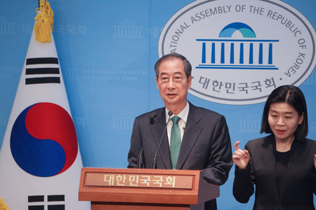 2日、ソウルの韓国国会で記者会見する韓悳洙前首相