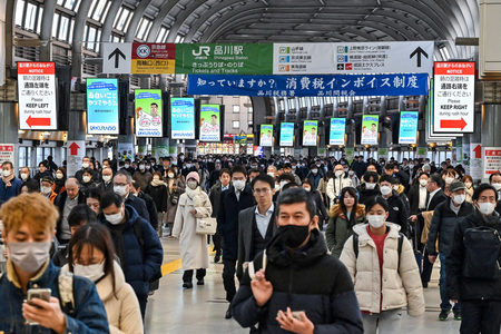 東京・品川駅の通路を通り過ぎる通勤客ら（資料・ＡＦＰ時事）