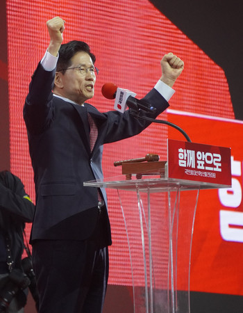 3日、韓国の京畿道高陽市で開かれた保守系与党「国民の力」の党大会で、大統領選の公認候補に選出された金文洙前雇用労働相