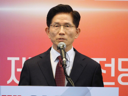 3日、韓国の京畿道高陽市で開かれた保守系与党「国民の力」の党大会後、記者会見する大統領候補の金文洙前雇用労働相