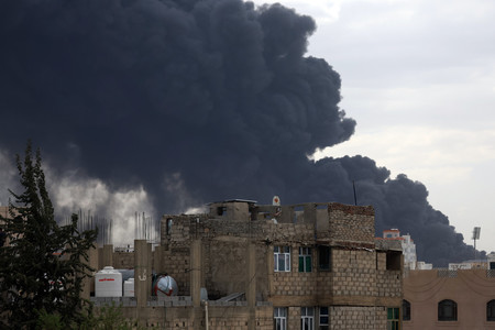 6日、イスラエル軍の空爆を受け、イエメンの首都サヌアで上がる黒煙(EPA時事)