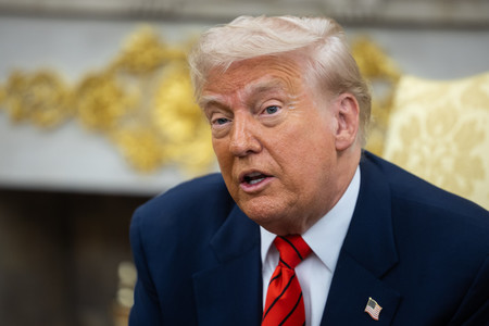 6日、ホワイトハウスでカナダのカーニー首相との会談に臨むトランプ米大統領(EPA時事)