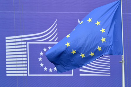欧州連合(EU)欧州委員会本部前に掲げられた欧州旗=6日、ベルギー・ブリュッセル(AFP時事)