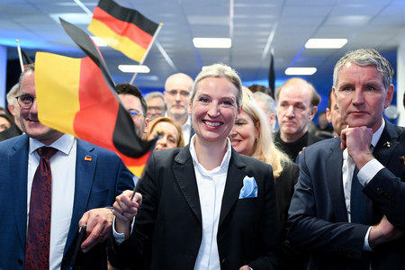 ドイツ総選挙の結果に笑顔を見せる極右政党「ドイツのための選択肢(AfD)」のワイデル共同党首(中央)とヘッケ・テューリンゲン州組織代表(右)=2月23日、ベルリン(EPA時事)