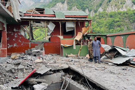 7日、インド軍の攻撃を受けたカシミール地方のパキスタン側中心都市ムザファラバードで、大破したモスク(イスラム礼拝所)に立ち入る兵士ら(AFP時事)