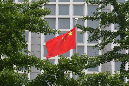 北京の中国外務省前に掲げられた国旗(AFP時事)