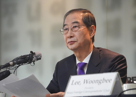 7日、ソウルで海外メディアと会見する韓国の韓悳洙前首相