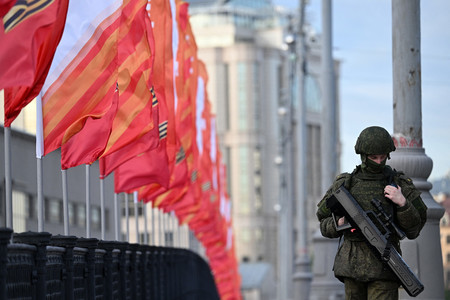 7日、首都モスクワ中心部で、9日の対ドイツ戦勝80年記念の軍事パレードを控え、警備に当たるロシア兵(AFP時事)