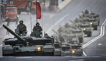 旧ソ連の対ドイツ戦勝80年記念日を9日に控え、軍事パレードのリハーサルで首都モスクワ中心部を走行する戦車=3日(AFP時事)