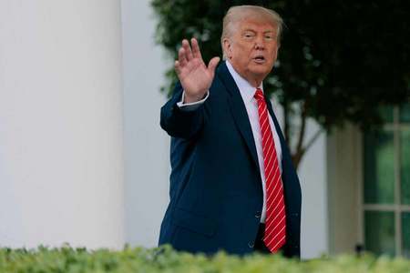 米国人初のローマ教皇選出について記者団にコメントするトランプ米大統領＝８日、ワシントン（ＡＦＰ時事）