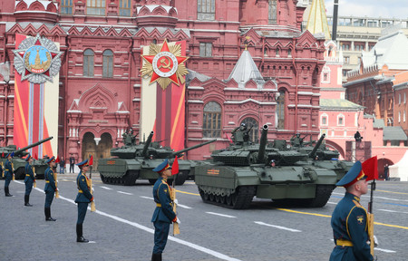 9日、ロシアの首都モスクワの「赤の広場」で、旧ソ連の対ナチス・ドイツ戦勝80年を記念して行われた軍事パレード(EPA時事)
