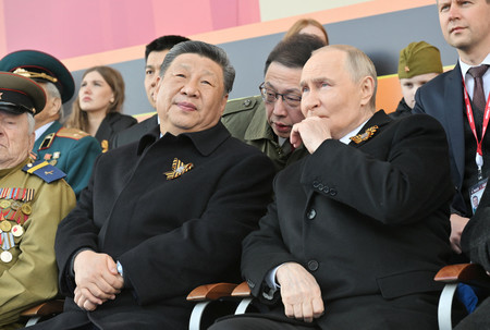 ９日、モスクワの「赤の広場」で、対ドイツ戦勝８０年記念の軍事パレードを観覧するロシアのプーチン大統領（中央右）と中国の習近平国家主席（中央左）（ロイター時事）