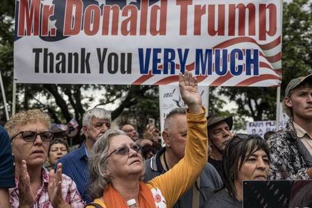 トランプ米大統領を支持する南アフリカの白人たち=2月15日、プレトリア(AFP時事)