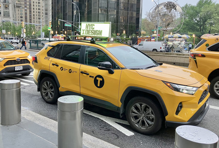 米ニューヨークでタクシー車両として使われているトヨタ自動車の人気スポーツ用多目的車（ＳＵＶ）「ＲＡＶ４」＝６日
