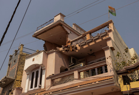 １０日、インドとパキスタンの係争地カシミール地方のインド側ジャンムーで、パキスタン軍の攻撃で損壊した民家（ロイター時事）