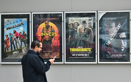 映画館に張り出されたポスター=5日、米カリフォルニア州モンテベロ(AFP時事)