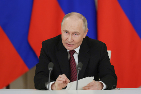 １１日、モスクワで記者会見するロシアのプーチン大統領（ＡＦＰ時事）