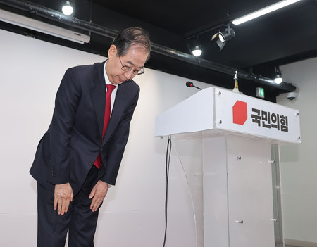 ソウルで記者会見に臨む韓悳洙前首相=10日(EPA時事)