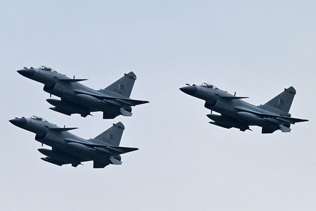パキスタン軍の中国製戦闘機「殲１０Ｃ（Ｊ１０Ｃ）」＝２０２４年３月、イスラマバード（ＡＦＰ時事）