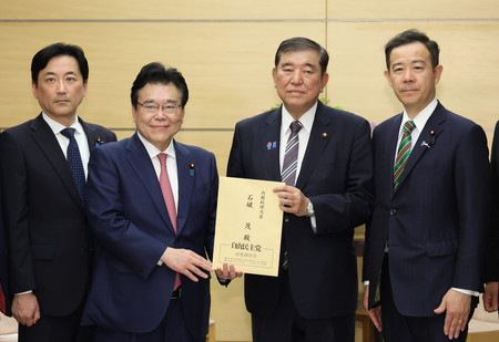 自民党雇用問題調査会の後藤茂之会長(中央左)から提言書を受け取る石破茂首相(同右)=12日午後、首相官邸