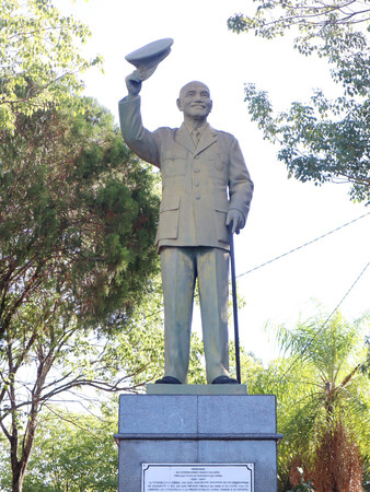 パラグアイが外交関係を維持する中華民国（台湾）の蒋介石・元総統の像＝１１日、アスンシオン