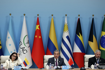 13日、北京で開かれた中南米カリブ海諸国共同体(CELAC)との閣僚級会合に臨む中国の王毅共産党政治局員兼外相(中央)(AFP時事)