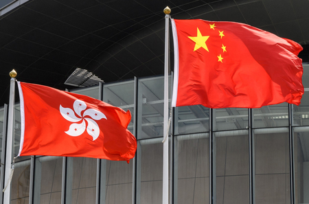 香港旗（左）と中国国旗（ＡＦＰ時事）