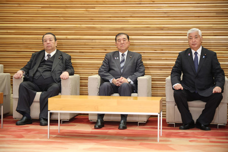 閣議に臨む石破茂首相(中央)ら=13日午前、首相官邸